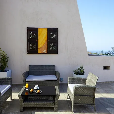 Alyvia Oia (Santorini)